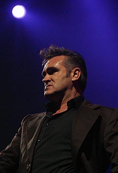 Morrissey, her på Roskilde i 2004, kommer tilbake i år. Foto: Jørn Gjersøe, nrk.no/musikk.
