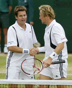 Todd Woodbridge og Jonas Björkman tok sin tredje doubletittel sammen i Wimbledon. (Foto: AFP/Scanpix)