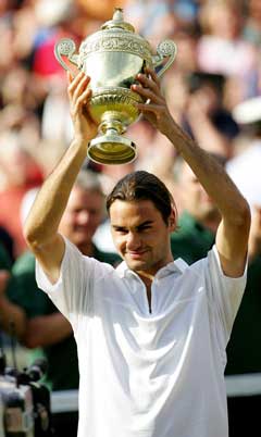 Roger Federer med pokalen. (Foto: AFP/Scanpix)