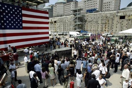 Tusener av mennesker, bl.a. familiene til de omkomne, så grunnsteinen til Freedom Tower bli lagt ned på Ground Zero. (Foto: M.Segar, Reuters)