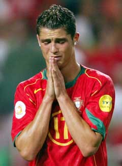 Ronaldo gråt etter kampen. (Foto: AP/Scanpix)