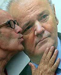 MILOSEVIC I RETTEN: En sympatisør kysser bildet av Slobodan Milosevic under en markering i Beograd 28. juni - for å markere at det er tre år siden Milosevic ble utlevert til domstolen. (Foto: Reuters/Marki Djurica)