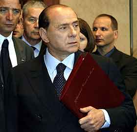Italias statsminister Silvio Berlusconi troppet personlig opp på møtet. Foto: Gerard Cerles, AFP Italias statsminister Silvio Berlusconi troppet personlig opp på møtet. Foto: Gerard Cerles, AFP