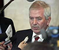 Den irske finansministeren Charlie McCreevy orienterer pressen etter EU-møtet. Foto: Gerard Cerles, AFP. Den irske finansministeren Charlie McCreevy orienterer pressen etter EU-møtet. Foto: Gerard Cerles, AFP.
