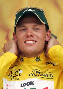 Thor Hushovd tar på seg den gule ledertrøya etter den 2. etappen i Tour de France. (Foto: AFP/Scanpix) Thor Hushovd tar på seg den gule ledertrøya etter den 2. etappen i Tour de France. (Foto: AFP/Scanpix)