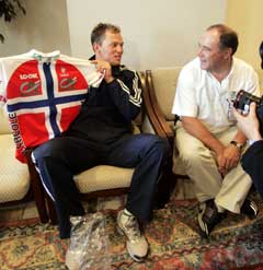 Teamsjef Roger Legay sammen med Thor Hushovd før årets Tour de France. (Foto: Cornelius Poppe / SCANPIX)
