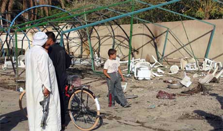 Irakere ved eksplosjonsstedet. (Foto: Scanpix/AFP)