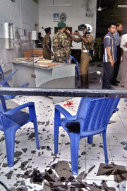 Srilankisk politi etterforsker selvmordsbomben. Foto: AP/Scanpix.