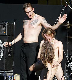 Tommy Holm Ellingsen (28) og Leona Johansson (21), som representerer organisasjonen Fuck For Forest hadde sex på scenen under bandet Cumshots konsert på Quart-festivalen i 2004. Foto: Heiko Junge, Scanpix.