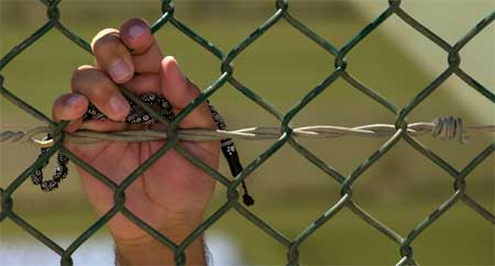 Fange i Camp Delta 4 i Guantanamo holder opp en bønnerem (Scanpix/AP)