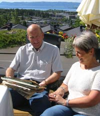 Finn og kona Kari har samlet på mange avisklipp fra den tiden Thor spilte fotball. (Foto: Jan Magne Brenden/NRK)