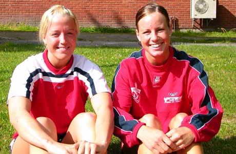 Gjerpenspillerne Heidi Løke (til venstre) og Martine Lervik er blant de ti som skal representere Norge i EM i beachhåndball. Foto: Hans Christian Eide. Gjerpenspillerne Heidi Løke (til venstre) og Martine Lervik er blant de ti som skal representere Norge i EM i beachhåndball. Foto: Hans Christian Eide.