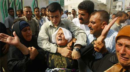 Moren til et drept Hamas-medlem sørger (Scanpix/AFP)