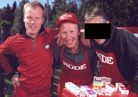 Per Knut Åland blir stolt flankert av skikongane Bjørn Dæhlie og Vegard Ulvang. Foto Rode Skiwax (http://www.rodeskiwax.no/)