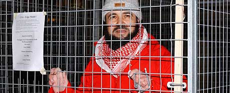 KJEMPET FOR SØNNEN: Faren Mehdi Ghezali innledet en sultestreik inne i et stålbur i Stockholm 18. desember 2002 for å få frigitt sønnen. I dag ble sønnen løslatt. (Arkivfoto: AP/Jan Collisoo)
