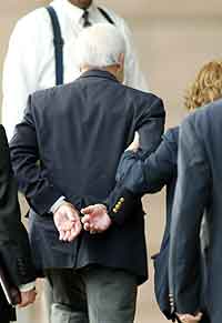 Kenneth Lay føres inn i rettslokalet i håndjern. (Richard Carson, Reuters)