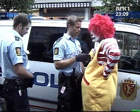Performancekunstner utkledd som McDonalds-reklame arrestert. 