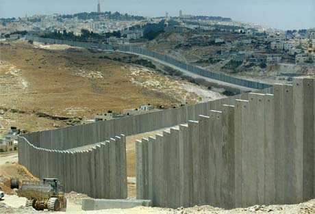 Israels omstridte mur strider mot folkeretten, mener FN-domstolen. Her med Jerusalem i bakgrunnen. (Foto: AFP/Scanpix)