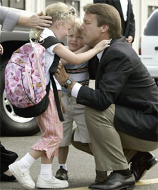 John Edward med sin datter Emma Claire (5) og sønnen Jack (3). (Foto: Reuters/Scanpix) 