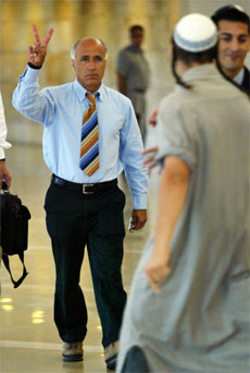 Mordechai Vanunu tar seg fram blant demonstrantene. (Foto: AP/Scanpix) Mordechai Vanunu tar seg fram blant demonstrantene. (Foto: AP/Scanpix)