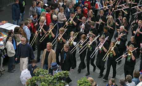 Et tallrikt paradeband i Storgata i Molde. Foto: Arne Kristian Gansmo, NRK.