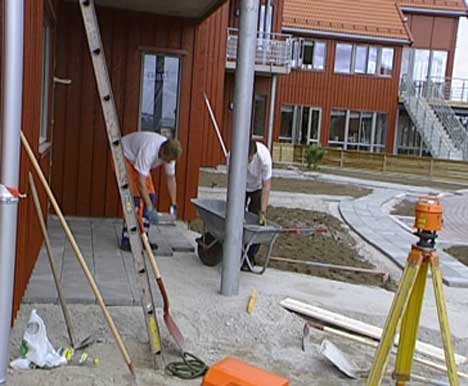 Folk jobber fortsatt på rorbuene for å få dem ferdige slik at eierene kan få brukstillatelse. ( Foto: Kathrine Brønn, NRK )