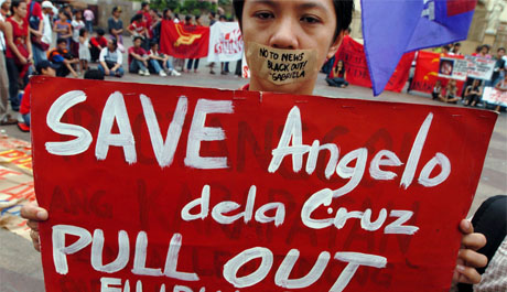 Filippinske demonstranter krever at gisselet frigis og Filippinene trekker sine styrker ut av Irak. (Foto: AFP/Scanpix)