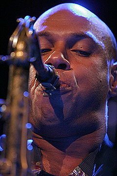 Joshua Redman gjør en solid innsats for Kurt Rosenwinkel Group. Foto: Arne Kristian Gansmo, NRK. Joshua Redman gjør en solid innsats for Kurt Rosenwinkel Group. Foto: Arne Kristian Gansmo, NRK.