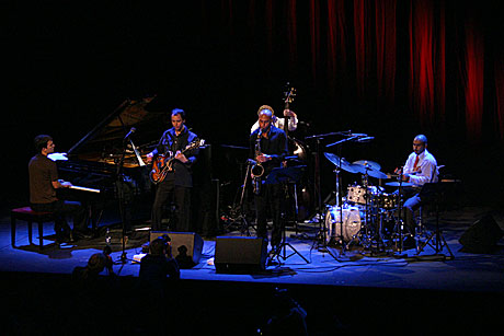 Hele Kurt Rosenwinkel Group på scenen. Foto: Arne Kristian Gansmo, NRK. Hele Kurt Rosenwinkel Group på scenen. Foto: Arne Kristian Gansmo, NRK.
