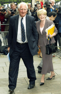 Lord Robin Butler ankommer pressekonferansen sammen med Anne Taylor i utenrikskomiteen. Foto: AFP/Scanpix. 