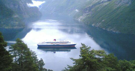 Queen Mary 2 passerte Ljøen i Storfjorden like før klokka 8. Foto: Alf-Jørgen Tyssing.