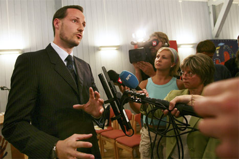 Kronprins Haakon snakker med pressefolk etter at rapporten ble lagt fram. (Foto: Alf Ove Hansen/Scanpix)