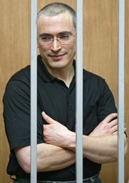En tilsynelatende optimistisk Khorkovskij bak gitter i en pause i rettssaken i dag. (Foto: S.Ponomarev, AP)