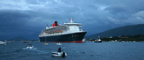Queen Mary 2 kom til Ålesund seint torsdag kveld. Foto: Birgit Vartdal. Queen Mary 2 kom til Ålesund seint torsdag kveld. Foto: Birgit Vartdal.