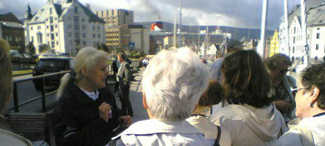 Morgonblide turistar frå Queen Mary 2. Skipet i bakgrunnen. Foto: Alf-Jørgen Tyssing. Morgonblide turistar frå Queen Mary 2. Skipet i bakgrunnen. Foto: Alf-Jørgen Tyssing.