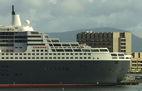 "Queen Mary 2 " ragar høgare enn rådhuset i Ålesund. Foto: Tor Sivertstøl. "Queen Mary 2 " ragar høgare enn rådhuset i Ålesund. Foto: Tor Sivertstøl.