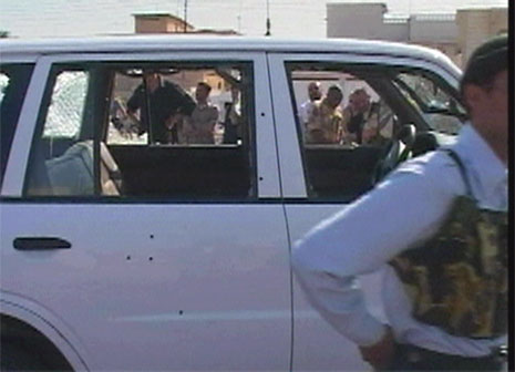 DREPT PÅ VEI TIL JOBB: Ukjente menn åpnet ild mot bilen fra en område nær en kontrollpost. (Foto: Reuters)