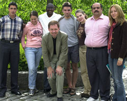 Mange velger å gå på skolen om sommeren. Tariq Sarahna, Torunn Wimpelmann, Omar Drammeh, Nikolay Gerov, Mia Lisa McFarland, Zafar Nawaz Jaspal og Ivana Stojanovic er noen av disse. Foran: direktør Einar Vannebo. Foto Trine Nickelsen. Mange velger å gå på skolen om sommeren. Tariq Sarahna, Torunn Wimpelmann, Omar Drammeh, Nikolay Gerov, Mia Lisa McFarland, Zafar Nawaz Jaspal og Ivana Stojanovic er noen av disse. Foran: direktør Einar Vannebo. Foto Trine Nickelsen.