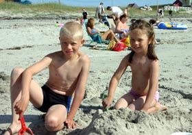 Gøran og Rebecca koste seg på Ekkerøy-stranda (Foto: Kim Nystøl, NRK)