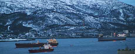 Oljefrakt i Murmanskfjorden. Foto: Bjørn Frantzen / SCANPIX .
