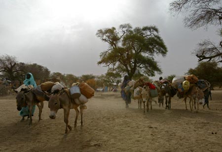 Flyktninger fra Darfur krysser grensen til Tsjad, etter å ha skjult seg i åsene i Darfur i nesten et år. (Foto: K.. Prinsloo, AP)