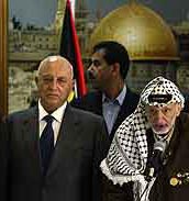 Arafat vil ikke gi Qurie (t.v.) fullmaktene han trenger. (Foto: B. Linsley, AP)