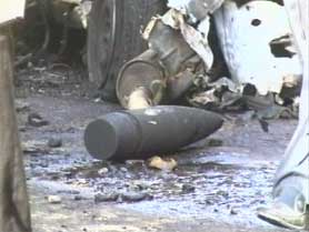 BILBOMBE: En bilbombe drepte fire mennesker i et boligområde i Bagdad i dag. Politiet tror denne granaten løste ut bomben. 