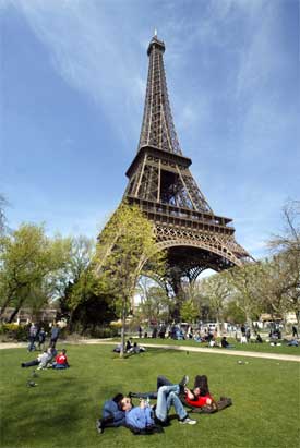 Billige flybilletter gjør at nordmenn kan reise mye. Eiffeltårnet i Paris (Foto: AFP Photo/Gabriel Bouys) 