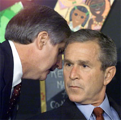 President George W. Bush blir informert om terrorangrepene under et skolebesøk i Sarasota i Florida 11. september 2001. (Arkivfoto: AFP/Scanpix)