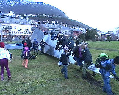 Det gikk ikke lang tid før ungene tok monumentet i bruk. Det gikk ikke lang tid før ungene tok monumentet i bruk.