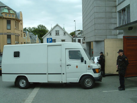Arendal-mannen ankommer fengslingsmøtet i Stavanger Tinghus. Foto: Tom Nilsen