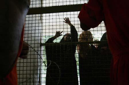 En mor snakker med sin fengslede sønn i Abu Ghraib-fengslet, som i dag er overtatt av Iraks regjering. (Foto: J.Moore, AP) En mor snakker med sin fengslede sønn i Abu Ghraib-fengslet, som i dag er overtatt av Iraks regjering. (Foto: J.Moore, AP)