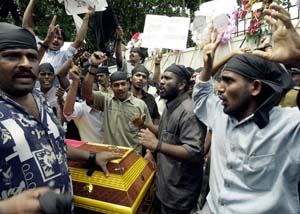 Demonstranter fra et tamil-parti brukte liket av en partifelle til å si at Norge er for ettergivende for Tamil-tigrene. (Foto: S.Vidangama, AFP)