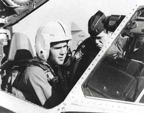 PILOTEN: Bush tjenestegjorde i Flyvåpenet i Texas på 70-tallet. Nå er det også bevist at han fra 1972 til 1973 fullførte militærtjenesten sin i Nasjonalgarden i Alabama. (Foto: AFP)